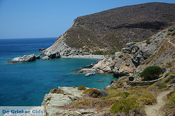 Aghios Nikolaos beach bij Angali Folegandros -  Cycladen - Foto 169 - Foto van https://www.grieksegids.nl/fotos/folegandros/350/eiland-folegandros-169.jpg
