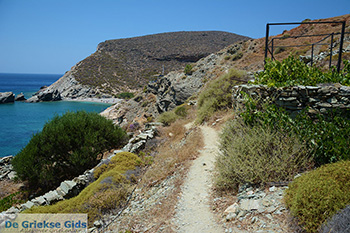 Aghios Nikolaos beach bij Angali Folegandros -  Cycladen - Foto 171 - Foto van https://www.grieksegids.nl/fotos/folegandros/350/eiland-folegandros-171.jpg