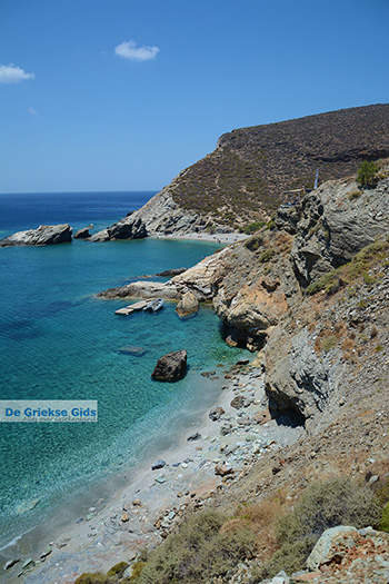 Aghios Nikolaos beach bij Angali Folegandros -  Cycladen - Foto 172 - Foto van https://www.grieksegids.nl/fotos/folegandros/350/eiland-folegandros-172.jpg