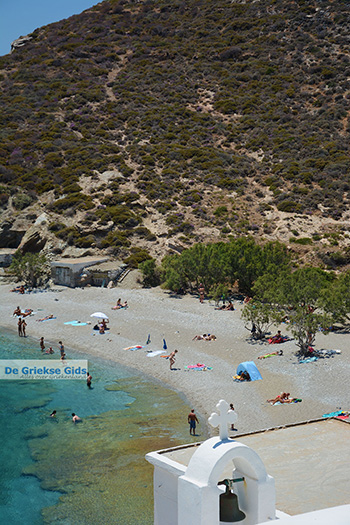 Aghios Nikolaos beach bij Angali Folegandros -  Cycladen - Foto 178 - Foto van https://www.grieksegids.nl/fotos/folegandros/350/eiland-folegandros-178.jpg