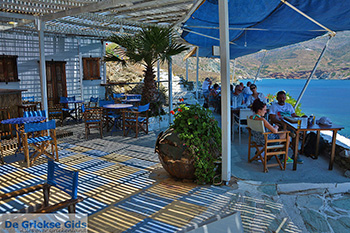 Aghios Nikolaos beach bij Angali Folegandros -  Cycladen - Foto 181 - Foto van https://www.grieksegids.nl/fotos/folegandros/350/eiland-folegandros-181.jpg