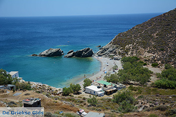 Aghios Nikolaos beach bij Angali Folegandros -  Cycladen - Foto 184 - Foto van https://www.grieksegids.nl/fotos/folegandros/350/eiland-folegandros-184.jpg