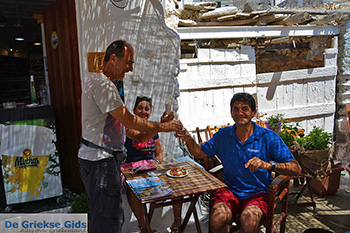 Helena Soura en Manolis Katechakis bij cafe Syrma Karavostasis Folegandros Foto 322 - Foto van https://www.grieksegids.nl/fotos/folegandros/350/eiland-folegandros-322.jpg