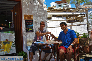 Manolis Katechakis cafe Syrma Karavostasis Folegandros - Foto 323 - Foto van https://www.grieksegids.nl/fotos/folegandros/350/eiland-folegandros-323.jpg