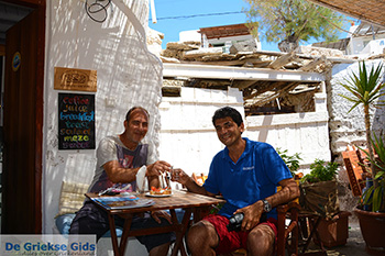 Manolis Katechakis cafe Syrma Karavostasis Folegandros - Foto 324 - Foto van https://www.grieksegids.nl/fotos/folegandros/350/eiland-folegandros-324.jpg