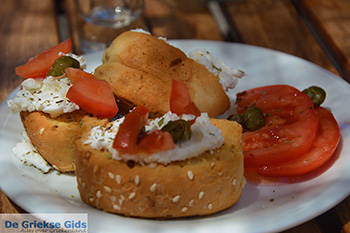 Manolis Katechakis cafe Syrma Karavostasis Folegandros - Foto 325 - Foto van https://www.grieksegids.nl/fotos/folegandros/350/eiland-folegandros-325.jpg