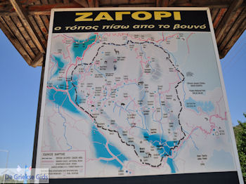 O topos piso apo to vouno - Zagori Epirus - Foto van https://www.grieksegids.nl/fotos/griekse-gidsnl/350pixels/zagoria-epirus-001.jpg