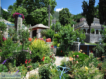 Tuin hotel Porfyron in Ano Pedina foto 1 - Zagori Epirus - Foto van https://www.grieksegids.nl/fotos/griekse-gidsnl/350pixels/zagoria-epirus-011.jpg
