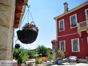 Bloemenpracht hotel Porfyron Ano Pedina - Zagori Epirus - Foto van https://www.grieksegids.nl/fotos/griekse-gidsnl/350pixels/zagoria-epirus-014.jpg