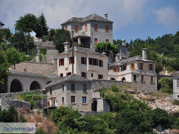 Stenen huizen Vitsa - Zagori Epirus - Foto van https://www.grieksegids.nl/fotos/griekse-gidsnl/350pixels/zagoria-epirus-018.jpg