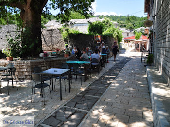 Het centrale plein van Monodendri - Zagori Epirus - Foto van https://www.grieksegids.nl/fotos/griekse-gidsnl/350pixels/zagoria-epirus-023.jpg