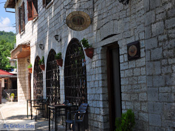 Pita tis Kikitsas in Monodendri - Zagori Epirus - Foto van https://www.grieksegids.nl/fotos/griekse-gidsnl/350pixels/zagoria-epirus-027.jpg