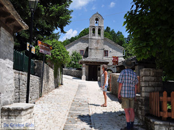 De kerk van Monodendri - Zagori Epirus - Foto van https://www.grieksegids.nl/fotos/griekse-gidsnl/350pixels/zagoria-epirus-028.jpg