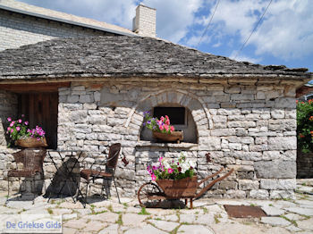 Stenen huisje Monodendri - Zagori Epirus - Foto van https://www.grieksegids.nl/fotos/griekse-gidsnl/350pixels/zagoria-epirus-034.jpg