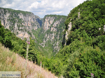 Vikos kloof bij Monodendri - Zagori Epirus - Foto van https://www.grieksegids.nl/fotos/griekse-gidsnl/350pixels/zagoria-epirus-038.jpg