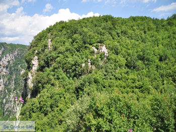 Vikos kloof bij Monodendri foto 2 - Zagori Epirus - Foto van https://www.grieksegids.nl/fotos/griekse-gidsnl/350pixels/zagoria-epirus-042.jpg