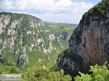 Vikos kloof bij Monodendri foto 5 - Zagori Epirus - Foto van https://www.grieksegids.nl/fotos/griekse-gidsnl/350pixels/zagoria-epirus-046.jpg