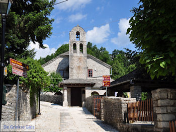 Monodendri kerk nabij centrale plein foto 2 - Zagori Epirus - Foto van https://www.grieksegids.nl/fotos/griekse-gidsnl/350pixels/zagoria-epirus-064.jpg