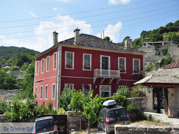 Zicht op hotel Porfyronin Ano Pedina - Zagori Epirus - Foto van https://www.grieksegids.nl/fotos/griekse-gidsnl/350pixels/zagoria-epirus-069.jpg