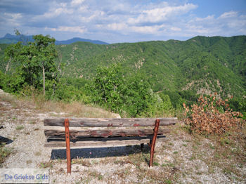 Zitbankje in Dilofo - Zagori Epirus - Foto van https://www.grieksegids.nl/fotos/griekse-gidsnl/350pixels/zagoria-epirus-073.jpg