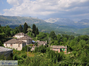 Uitzicht op Dilofo - Zagori Epirus - Foto van https://www.grieksegids.nl/fotos/griekse-gidsnl/350pixels/zagoria-epirus-074.jpg