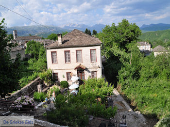 Mooie stenen huis in Dilofo - Zagori Epirus - Foto van https://www.grieksegids.nl/fotos/griekse-gidsnl/350pixels/zagoria-epirus-095.jpg