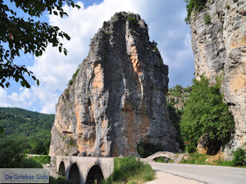 Indrukwekkende rots nabij Kipi - Zagori Epirus - Foto van https://www.grieksegids.nl/fotos/griekse-gidsnl/350pixels/zagoria-epirus-098.jpg