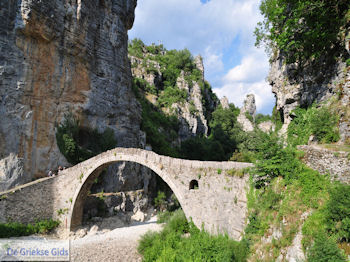 Stenen brug nabij Kipi foto 1 - Zagori Epirus - Foto van https://www.grieksegids.nl/fotos/griekse-gidsnl/350pixels/zagoria-epirus-099.jpg