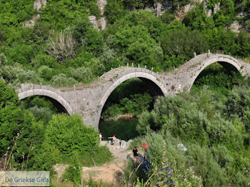 De bekende brug met 3 bogen bij Kipi foto 3 - Zagori Epirus - Foto van https://www.grieksegids.nl/fotos/griekse-gidsnl/350pixels/zagoria-epirus-108.jpg
