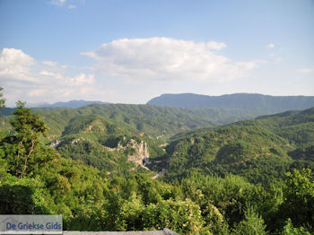 Uitzicht vanaf Koukouli foto 1 - Zagori Epirus - Foto van https://www.grieksegids.nl/fotos/griekse-gidsnl/350pixels/zagoria-epirus-122.jpg