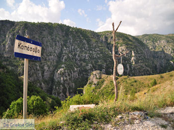 Kapesovo foto 2 - Zagori Epirus - Foto van https://www.grieksegids.nl/fotos/griekse-gidsnl/350pixels/zagoria-epirus-129.jpg