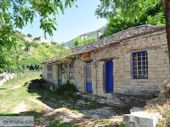 Oud Kafeneion in Ano Pedina - Zagori Epirus - Foto van https://www.grieksegids.nl/fotos/griekse-gidsnl/350pixels/zagoria-epirus-147.jpg