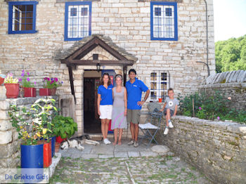 Dina van Orestis House met Wendy en Jorgos van de Griekse Gids - Zagori Epirus - Foto van https://www.grieksegids.nl/fotos/griekse-gidsnl/350pixels/zagoria-epirus-159.jpg