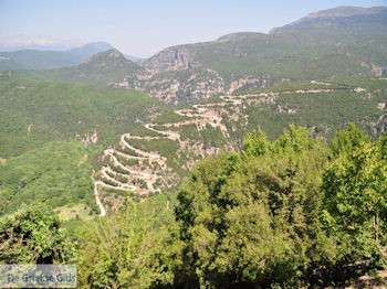 De haarspeldbochten van Papingo - Zagori Epirus - Foto van https://www.grieksegids.nl/fotos/griekse-gidsnl/350pixels/zagoria-epirus-175.jpg