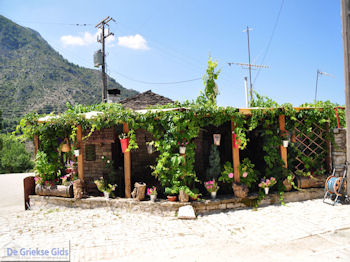Restaurant in Vikos - Zagori Epirus - Foto van https://www.grieksegids.nl/fotos/griekse-gidsnl/350pixels/zagoria-epirus-178.jpg