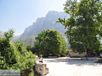 Plein in Vikos - Zagori Epirus - Foto van https://www.grieksegids.nl/fotos/griekse-gidsnl/350pixels/zagoria-epirus-180.jpg