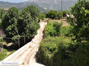 Wandelpad naar de Vikos kloof in Vikos dorp - Zagori Epirus - Foto van https://www.grieksegids.nl/fotos/griekse-gidsnl/350pixels/zagoria-epirus-181.jpg
