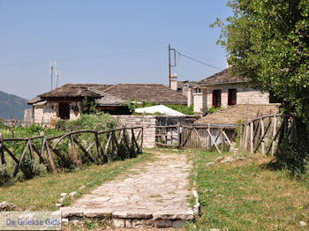 Huisjes in Vikos dorp - Zagori Epirus - Foto van https://www.grieksegids.nl/fotos/griekse-gidsnl/350pixels/zagoria-epirus-185.jpg