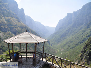 Vikos kloof vanuit Vikos foto 3 - Zagori Epirus - Foto van https://www.grieksegids.nl/fotos/griekse-gidsnl/350pixels/zagoria-epirus-186.jpg