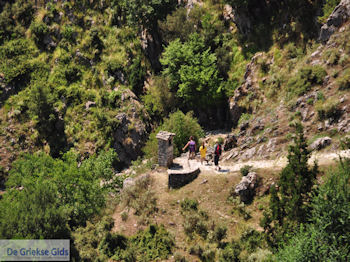 Vikos kloof vanuit Vikos foto 5 - Zagori Epirus - Foto van https://www.grieksegids.nl/fotos/griekse-gidsnl/350pixels/zagoria-epirus-188.jpg