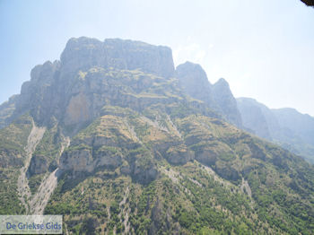 Imposante rotsen Vikos kloof - Zagori Epirus - Foto van https://www.grieksegids.nl/fotos/griekse-gidsnl/350pixels/zagoria-epirus-193.jpg