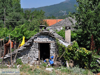 Stenen huisje in Vikos dorp - Zagori Epirus - Foto van https://www.grieksegids.nl/fotos/griekse-gidsnl/350pixels/zagoria-epirus-194.jpg