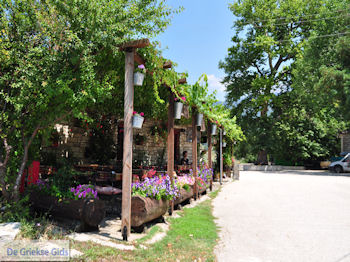 Restaurantje in het dorp Vikos - Zagori Epirus - Foto van https://www.grieksegids.nl/fotos/griekse-gidsnl/350pixels/zagoria-epirus-196.jpg