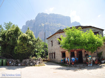 Terras in Vikos dorp - Zagori Epirus - Foto van https://www.grieksegids.nl/fotos/griekse-gidsnl/350pixels/zagoria-epirus-197.jpg