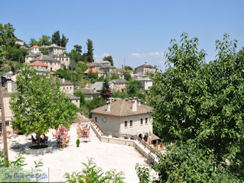 Dorpsplein Aristi - Zagori Epirus - Foto van https://www.grieksegids.nl/fotos/griekse-gidsnl/350pixels/zagoria-epirus-201.jpg