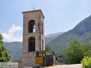 Klokketoren Aristi foto 2 - Zagori Epirus - Foto van https://www.grieksegids.nl/fotos/griekse-gidsnl/350pixels/zagoria-epirus-203.jpg