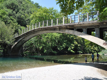 Voidomatis rivier bij Aristi foto 2 - Zagori Epirus - Foto van https://www.grieksegids.nl/fotos/griekse-gidsnl/350pixels/zagoria-epirus-205.jpg