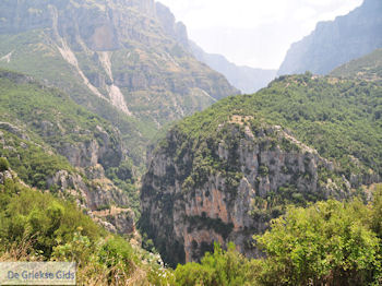 Vikos kloof vanaf haarspeldbochten Papingo - Zagori Epirus - Foto van https://www.grieksegids.nl/fotos/griekse-gidsnl/350pixels/zagoria-epirus-210.jpg