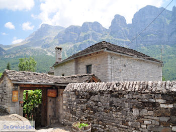 Traditioneel dorp Papingo foto 2 - Zagori Epirus - Foto van https://www.grieksegids.nl/fotos/griekse-gidsnl/350pixels/zagoria-epirus-212.jpg