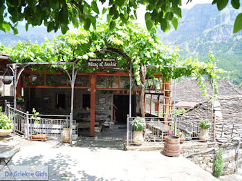 Nikos en Julia restaurant in Papingo foto 1 - Zagori Epirus - Foto van https://www.grieksegids.nl/fotos/griekse-gidsnl/350pixels/zagoria-epirus-227.jpg
